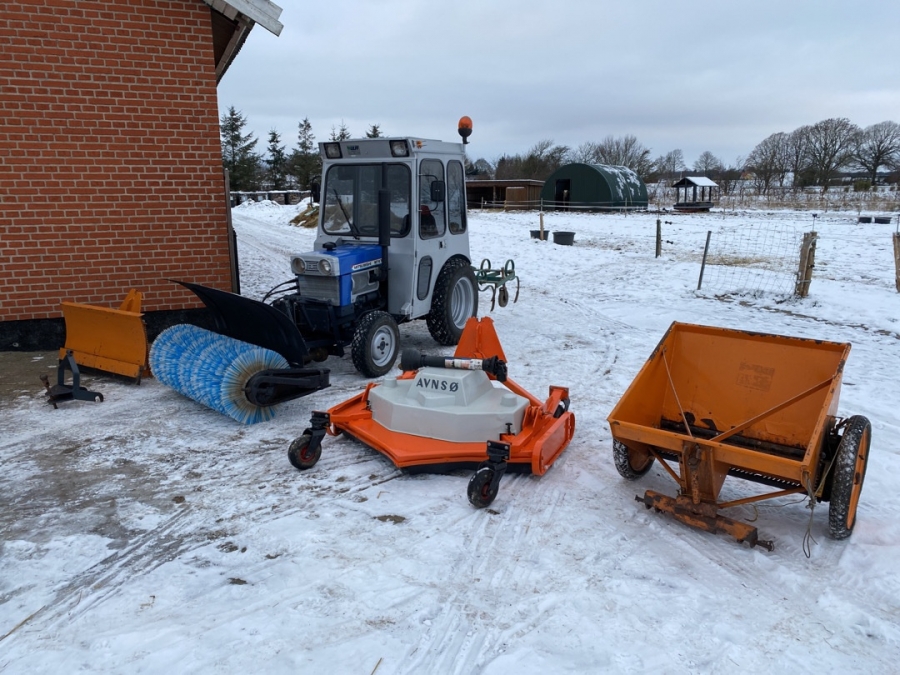 Mini traktor med Div. Redskaber