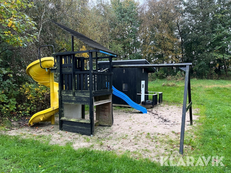 Legetårn med rutschebane og legehus