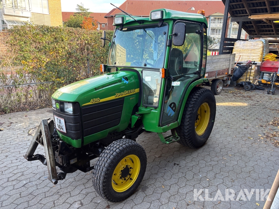 Traktor John Deer 4310 med saltudlægger, kost og sneplov