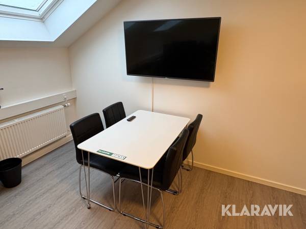 Bord, stole og fladskærm