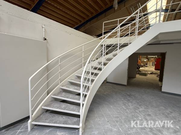 Ståltrappe med repos og gelænder