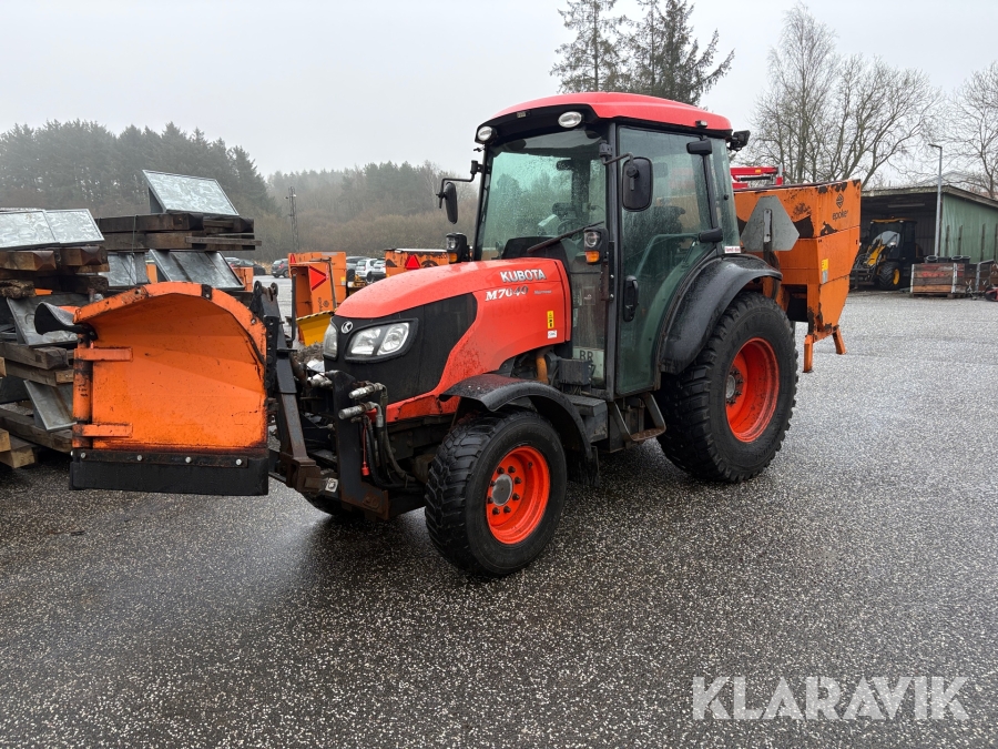 Traktor Kubota M7040 med sneplov og Saltspreder