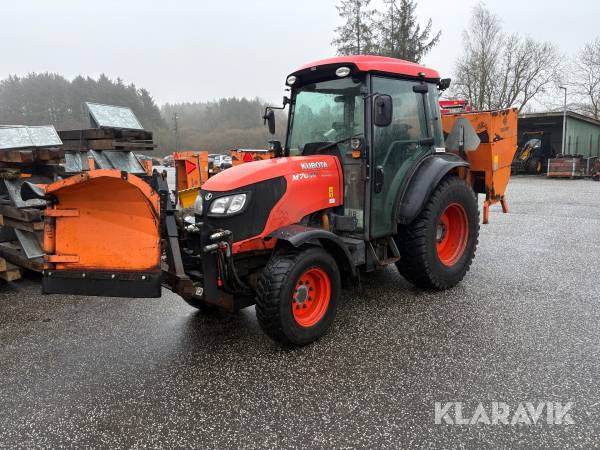 Traktor Kubota M7040 med sneplov og Saltspreder