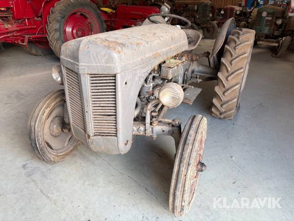 Veterantraktor Massey Ferguson TEA 20 grå Ferguson