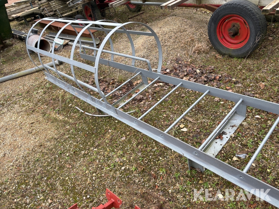 Væg stige med bøjle.