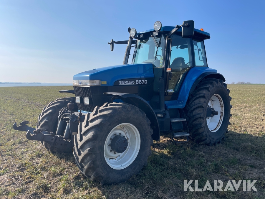 Traktor New Holland 8670