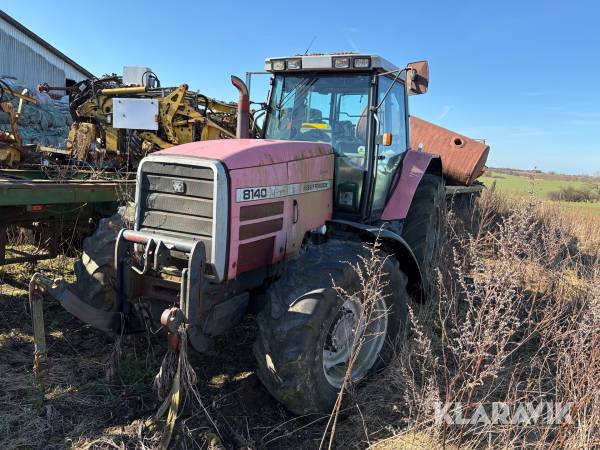 Traktor Massey Ferguson 8140