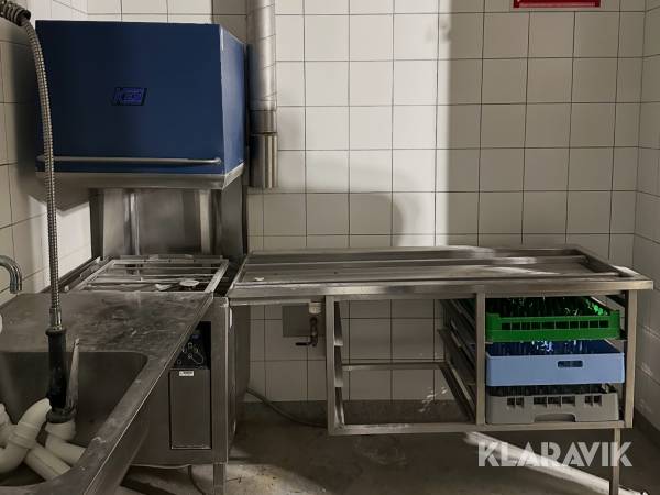 Rustfrit bord med vask og industri opvaskemaskine