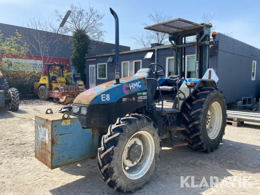 Traktor New Holland 4635 med byggelift
