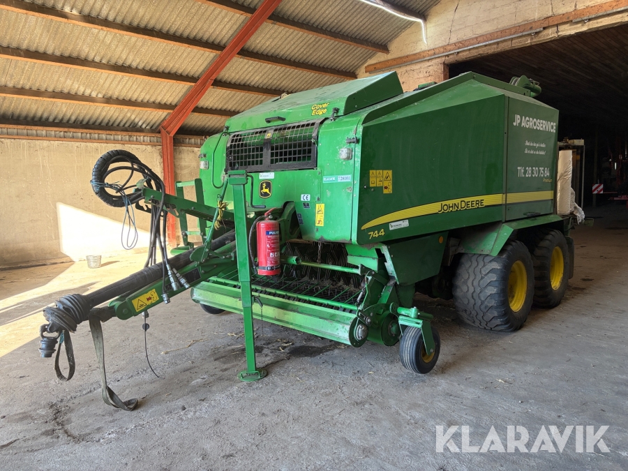 Ballepresser John Deere 744 med isobus terminal