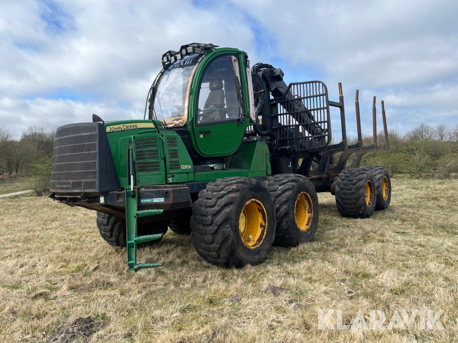 Udkører John Deere 1210E CF710 kran med nyere tømmergriber.