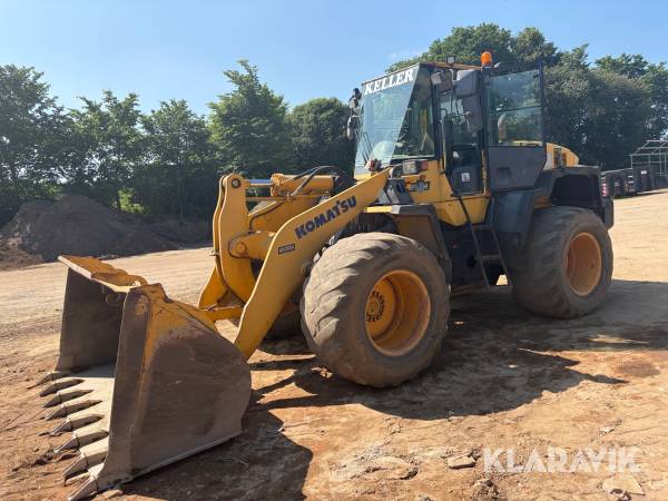 Gummiged Komatsu Wa320 med skovl