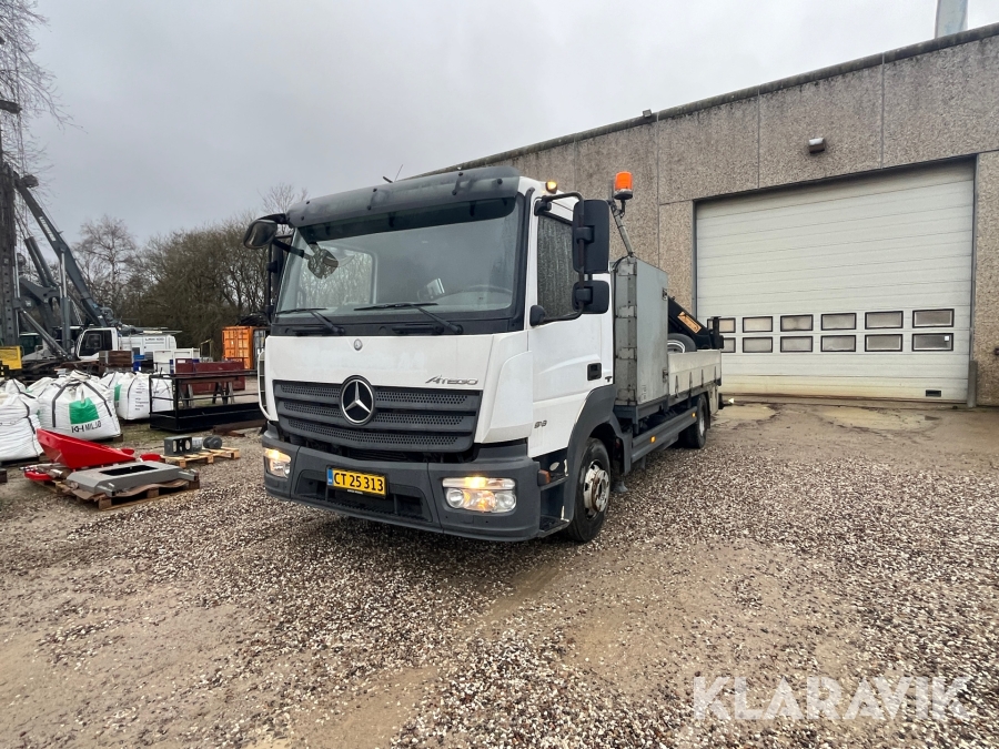 Lastbil med lad og kran Mercedes - Benz Atego 918 HMF 760 kran