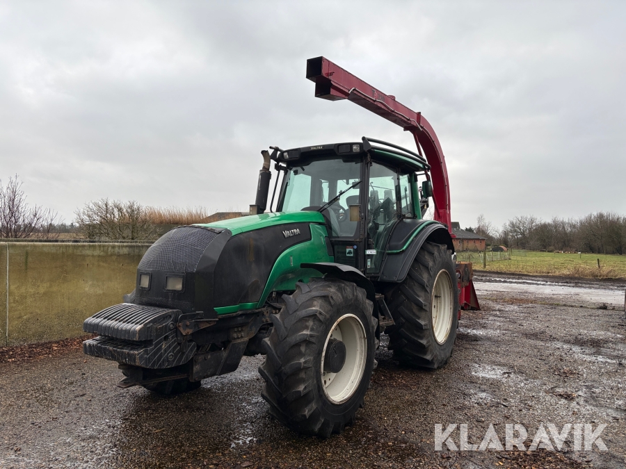Traktor Valtra T191LS med flishugger, kran og vogn