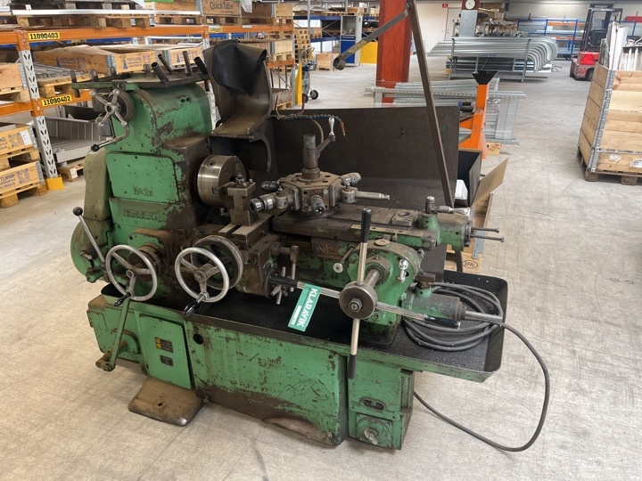 Drejebænk med revolver