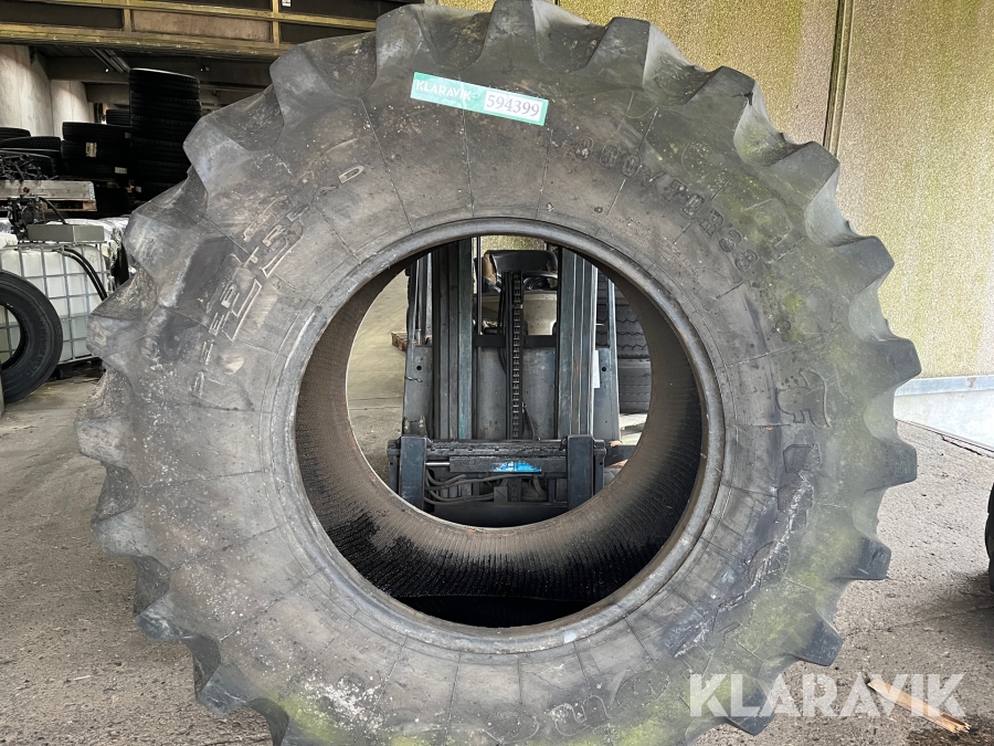 1 dæk 800/70R38 lidt defekt Firestone