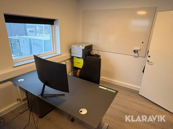 Arbejdsstation med reol og printer