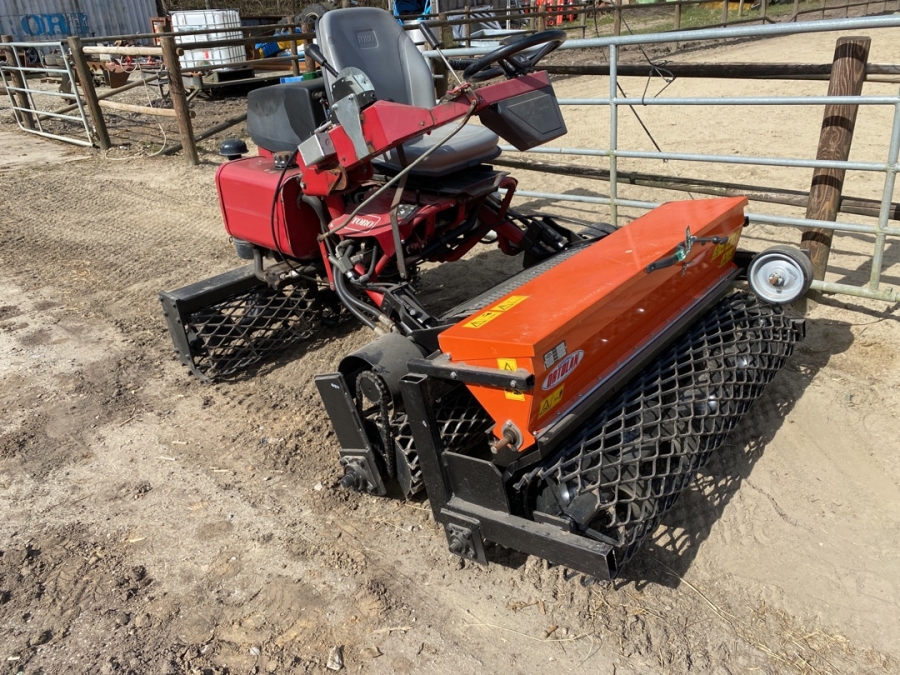 Selvkørende græssåmaskine.