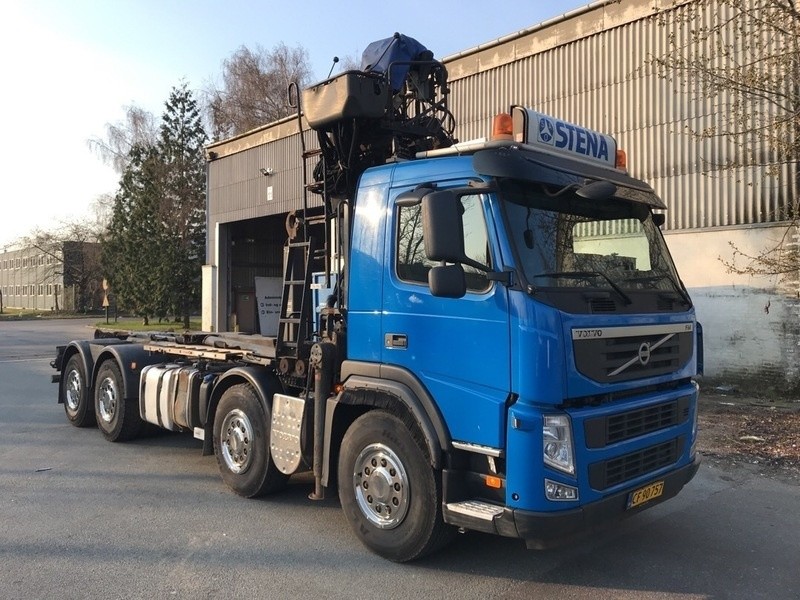 Lastbil med kran og kroghejs