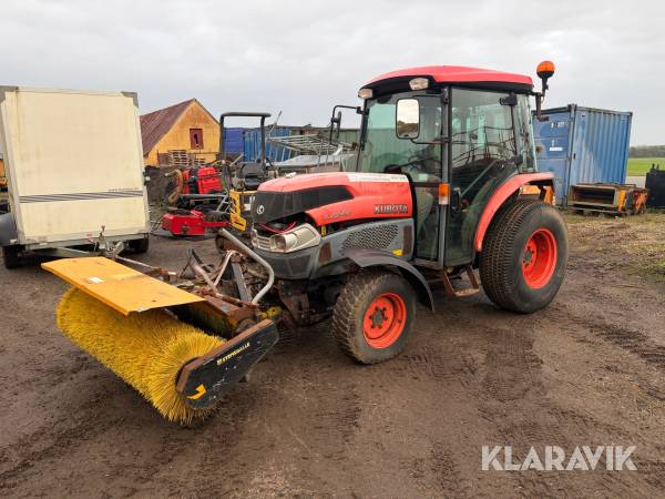 Traktor Kubota L4240 med kost