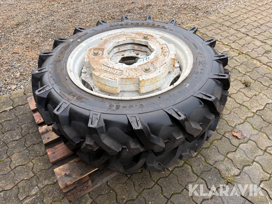 Kompakttraktor dæk 2 styk 9.5 -24 med hjulvægt