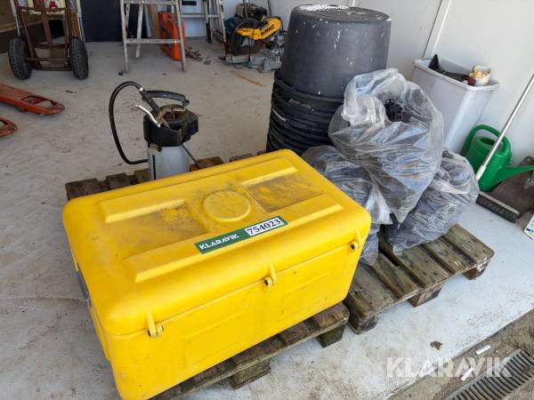 Blandet lot 14 murebaljer, sprøjte, opklodsning til jernarmering og kasse