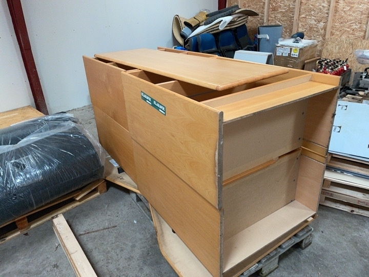 15 stk kontormøbler