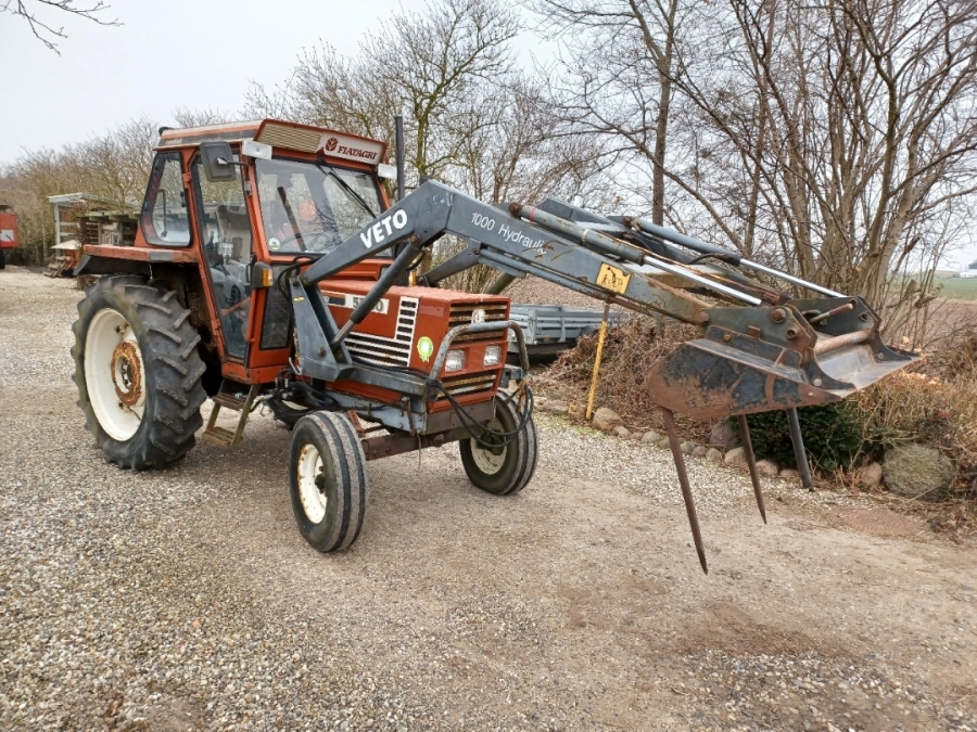 Traktor med frontlæsser og tilbehør