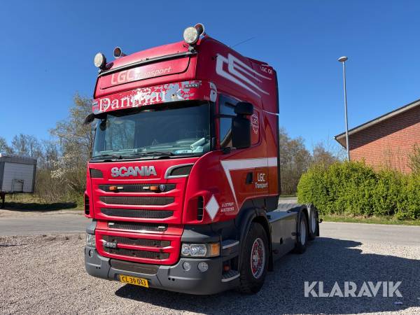 Lastbil Scania R560 trækker