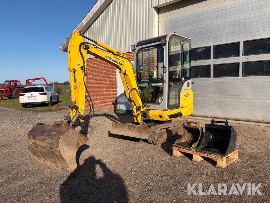 Gravemaskine New Holland E18C med tiltman og skovlpakke