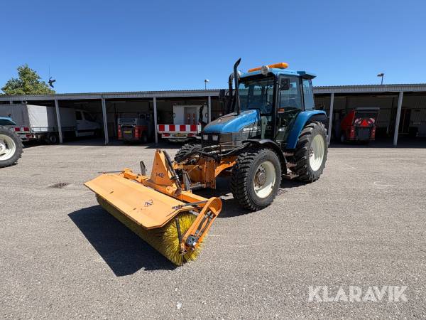 Traktor New Holland TS90 med kost og plov