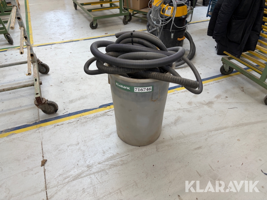 Lot består af diverse støvsugerslanger 