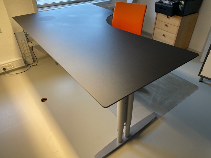 Hævesænkebord m kontorstol