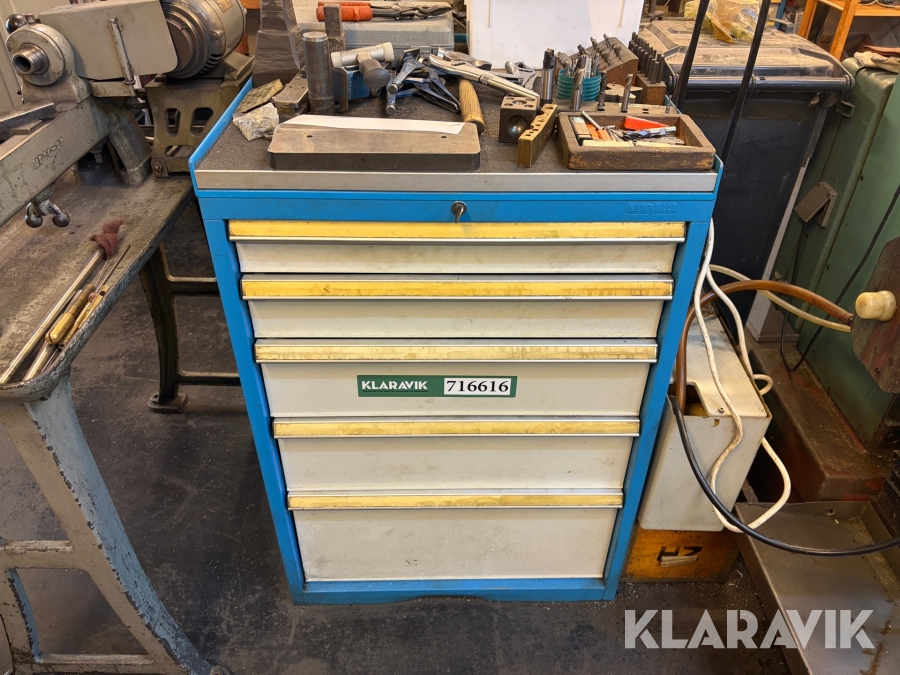 Værktøjsskab med  indhold – maskineværktøj og tilbehør