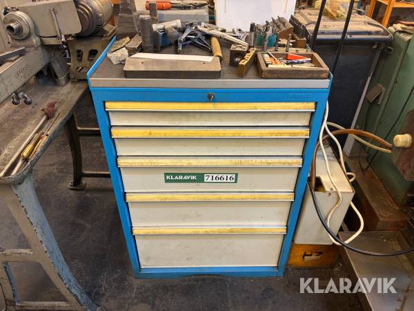 Værktøjsskab med  indhold – maskineværktøj og tilbehør