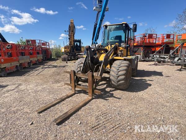 Gummiged Volvo L35G med skovl og gafler