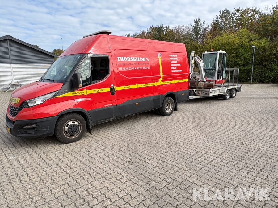 Varebil Iveco Daily 35C18H V med maskintrailer og gravemaskine