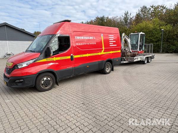 Varebil Iveco Daily 35C18H V med maskintrailer og gravemaskine