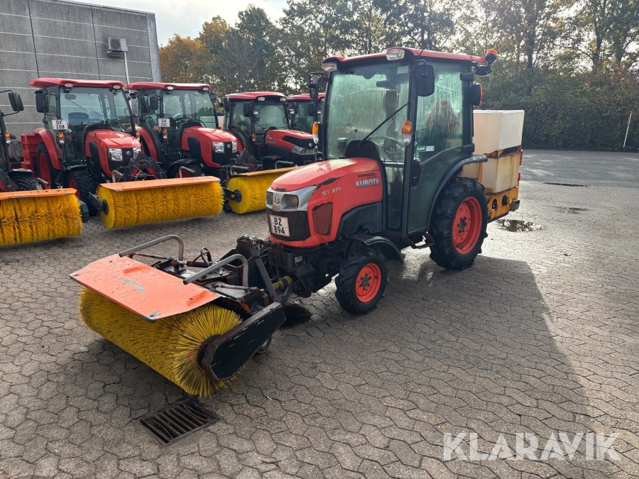 Traktor Kubota ST371-C med kost og saltspreder