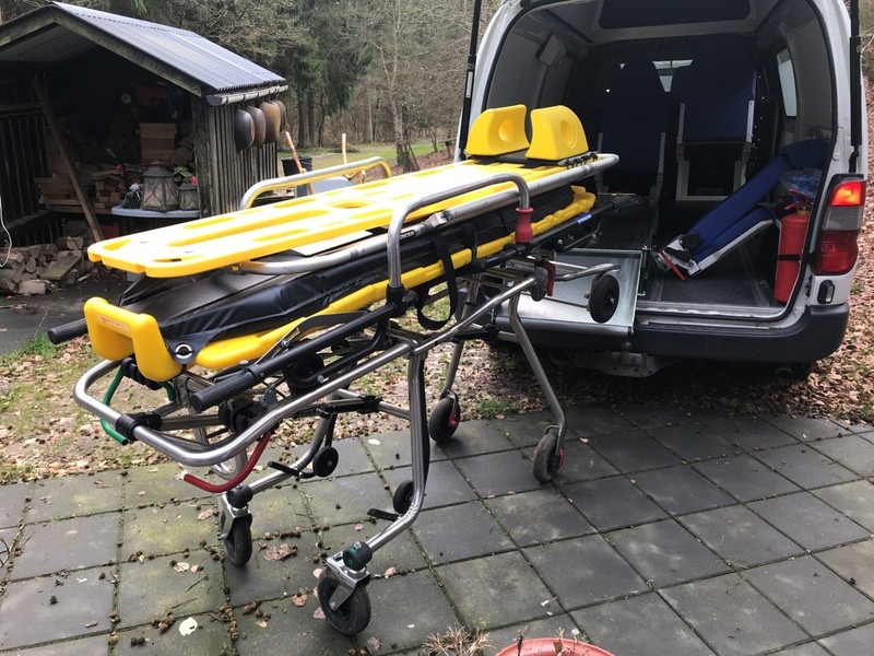Båre + spinboard til ambulance 