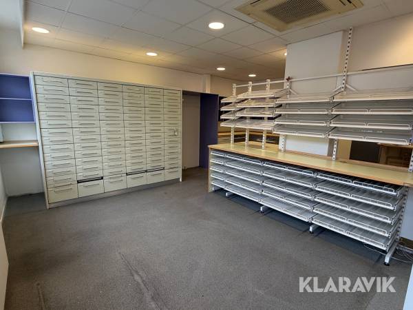 Apoteksinventar med skuffesystemer, reoler og arbejdsborde
