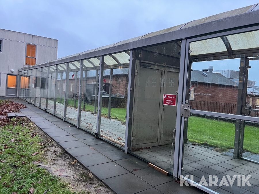 Glasgang Stål - Glas 24,5 x 2,2 meter med buet plasttag.