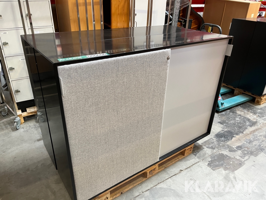 Møbler skydelåger og opslags tavle