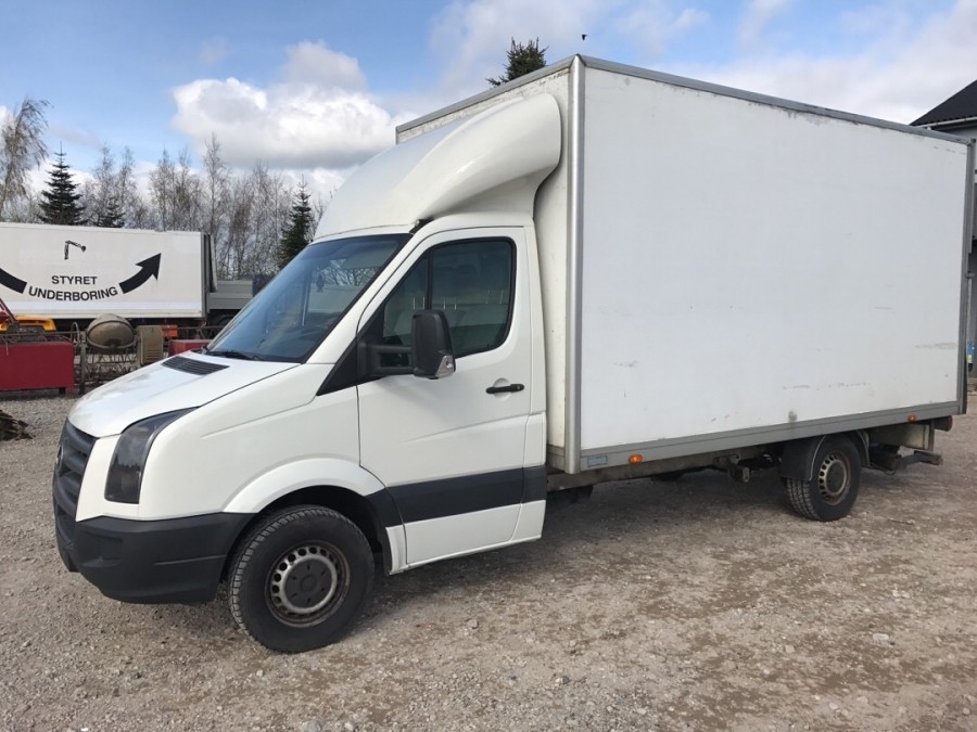 Van med alukasse og lift