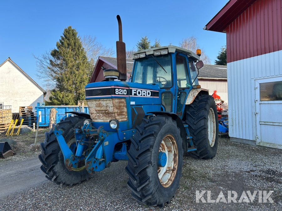 Traktor Ford 8210