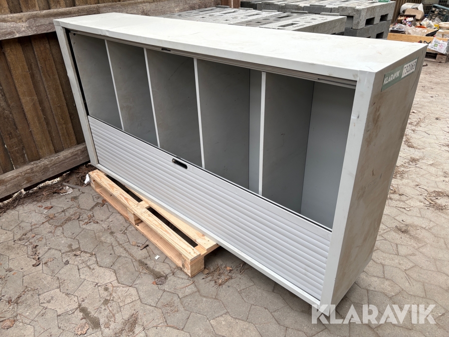 Skab med jalousilåger