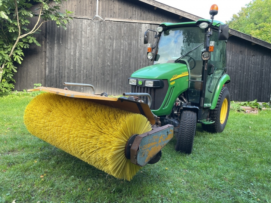 Traktor med kost