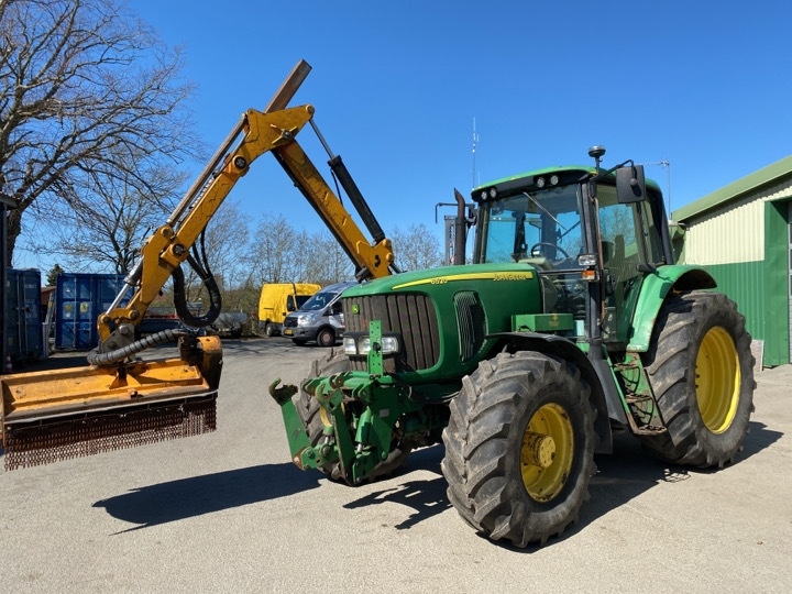 Traktor med armklipper
