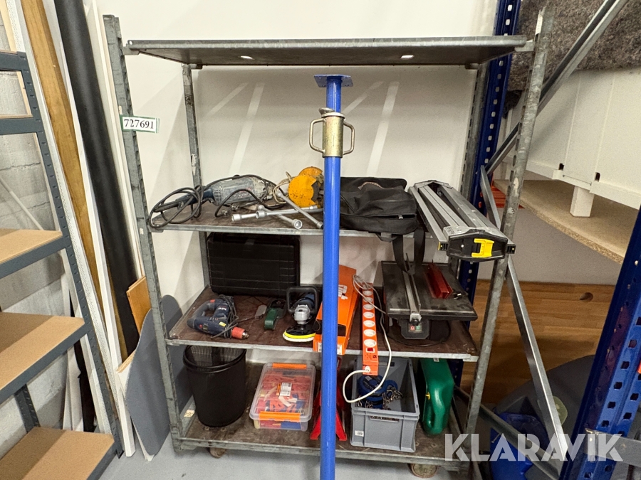 Bur med assorteret værktøj