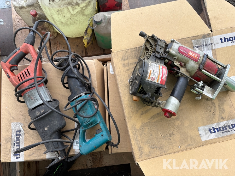 Sømpistoler Makita og Milwaukee 7 styk med cirka 30 kasser assorterede søm